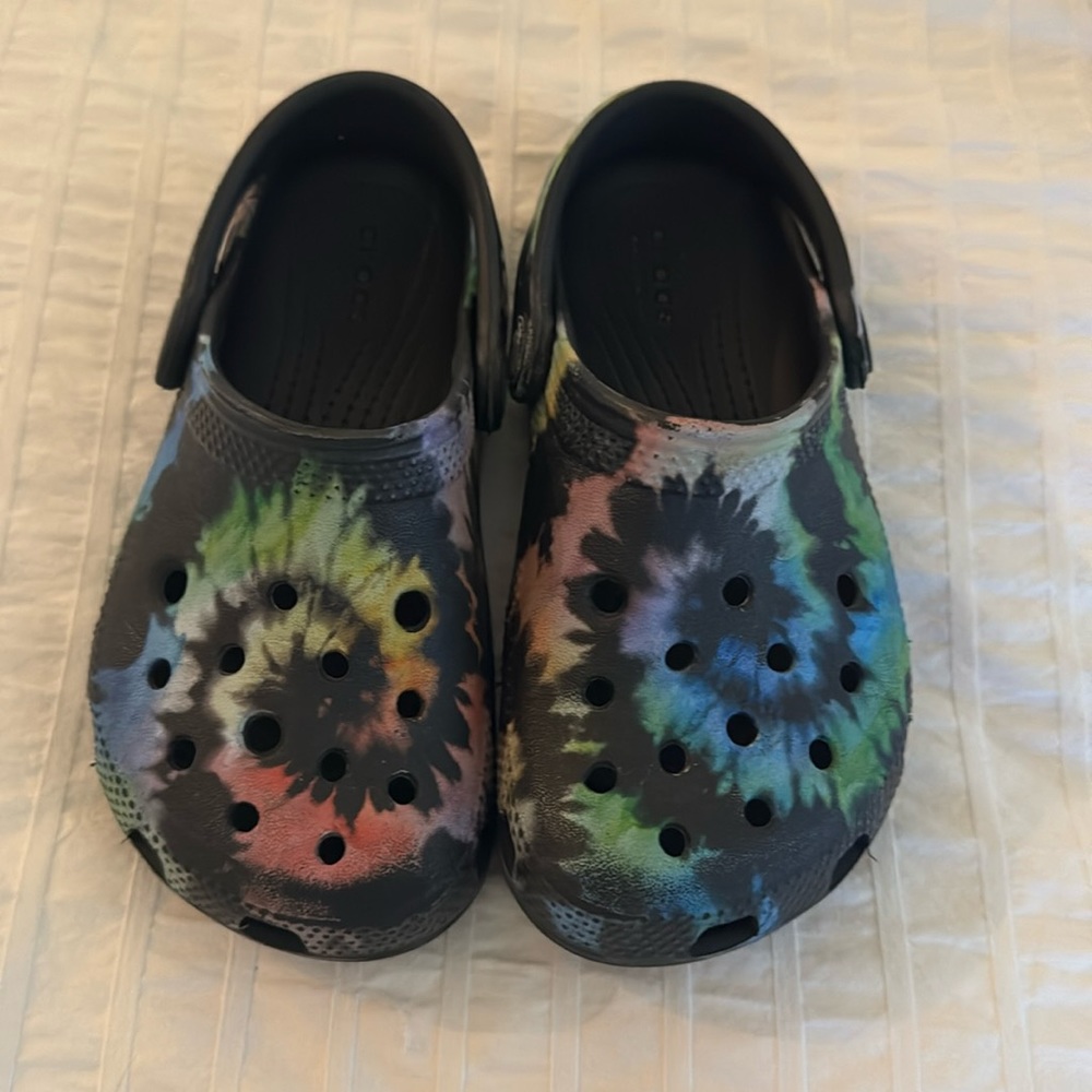 Toddler Tie dye crocs. Sz 10